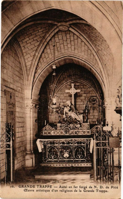 Carte postale ancienne La Grande Trappe - Autel en fer forge de