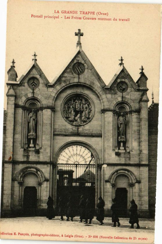 Carte postale ancienne La Grande Trappe - Portail principal-Les Fréres Convers rentrant à Ri