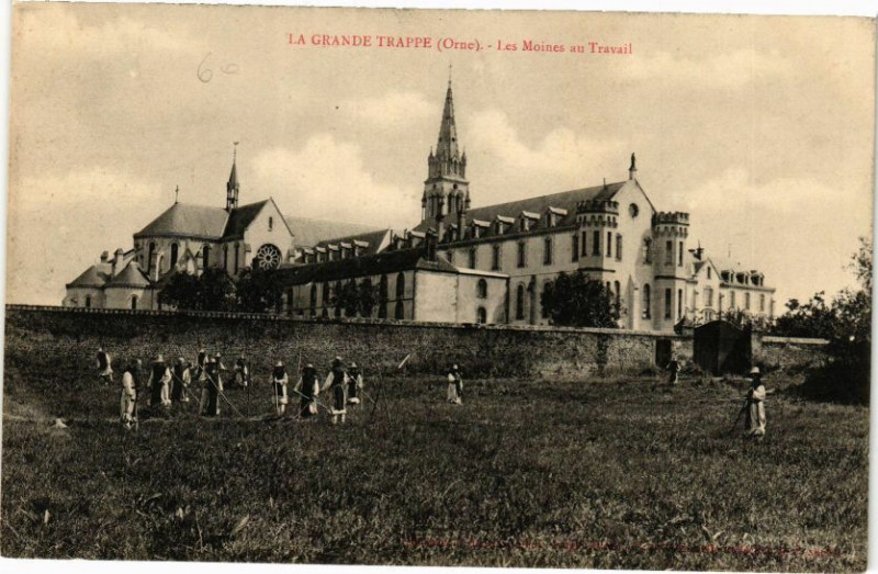 Carte postale ancienne La Grande Trappe - Les Moines au Travail