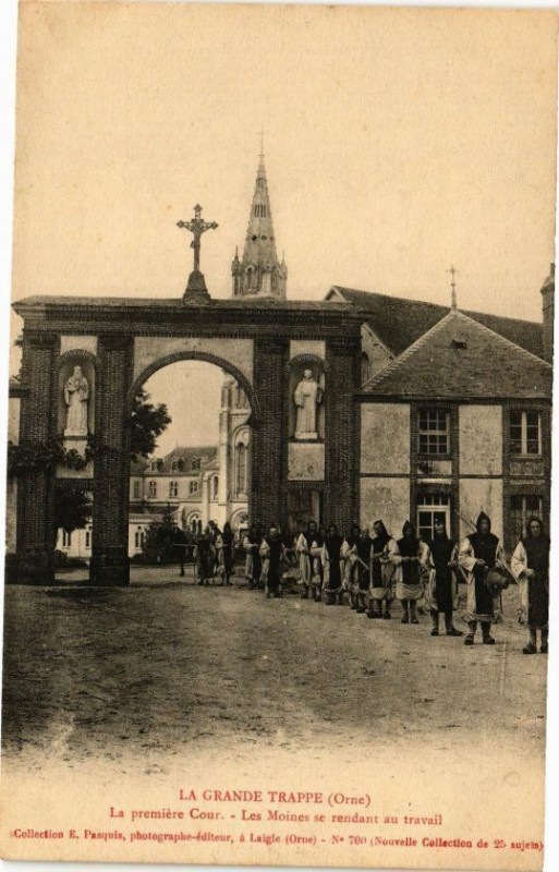 Carte postale ancienne La Grande Trappe - La Premiére Cour - Les Moines se rendant