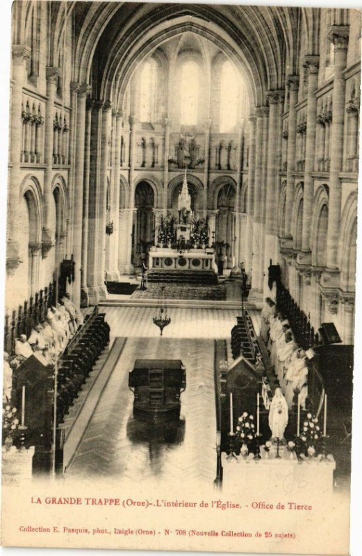 Carte postale ancienne La Grande Trappe - L'intérieur de l'Eglise - Office de TIerce à Ri