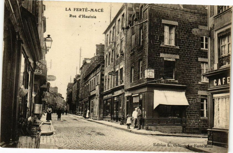 Carte postale ancienne La Ferte Mace - Rue d'hautive à La Ferté Macé