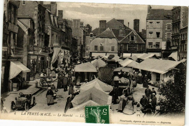 Carte postale ancienne La Ferte Mace - Le marche à La Ferté Macé