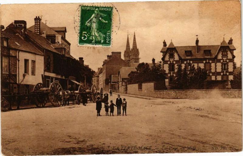 Carte postale ancienne La Ferte Mace - La Place du midi à La Ferté Macé