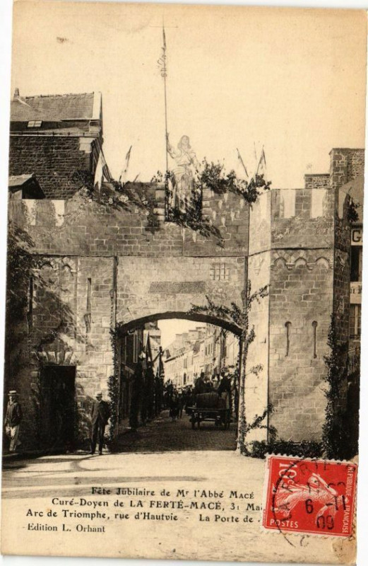 Carte postale ancienne La Ferte Mace - Arc de triomphe à La Ferté Macé