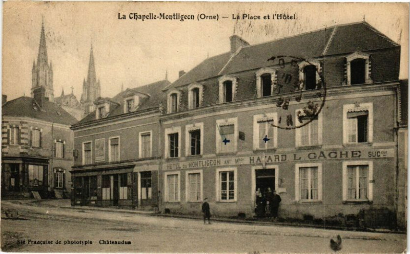 Carte postale ancienne La Chapelle-Montligeon - La Place et l'Hotel à La Chapelle-Montligeon