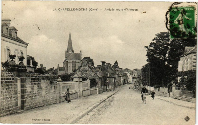 Carte postale ancienne La Chapelle-Moche - Arrivée route d'Alencon à Ri