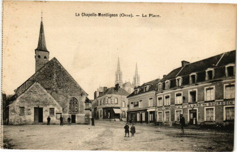 Carte postale ancienne La Chapelle Montligeon - La Place à La Chapelle-Montligeon