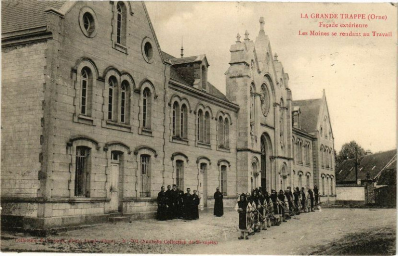 Carte postale ancienne Grande Trappe Facade extérieure Les Moines se rendant au Travail à Ri