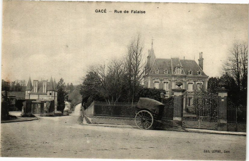 Carte postale ancienne Gace - Rue de Falaise à Gacé