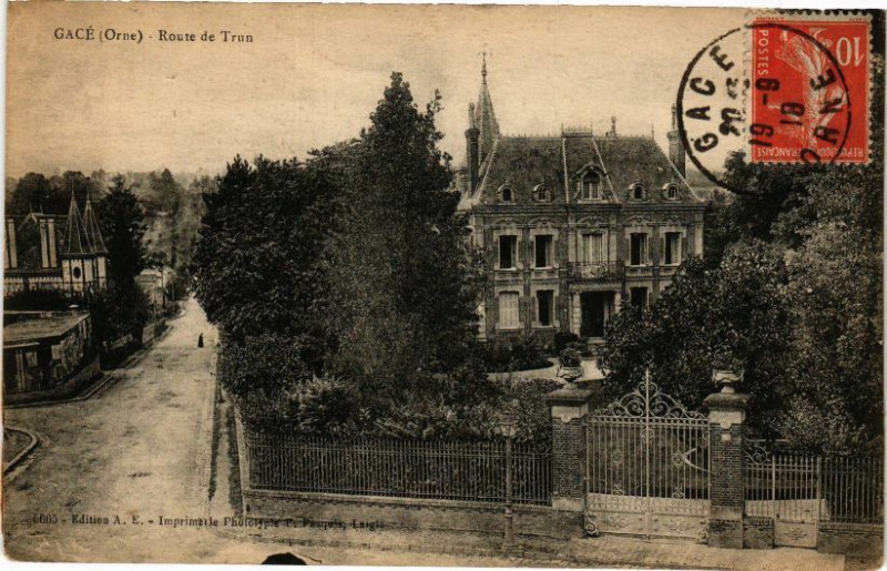 Carte postale ancienne Gace - Route de Trun à Gacé