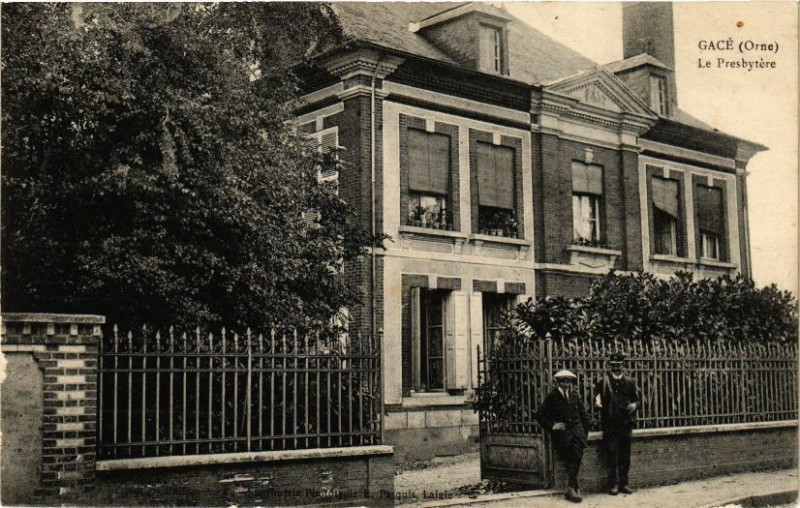 Carte postale ancienne Gace - Le Presbytére à Gacé