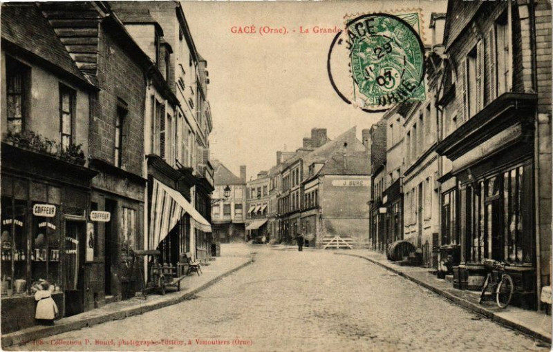 Carte postale ancienne Gace - Le Grande Rue à Gacé