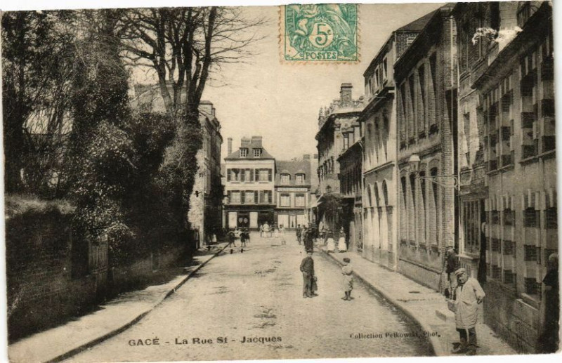 Carte postale ancienne Gace - La Rue Saint-Jacques à Gacé