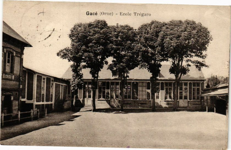 Carte postale ancienne Gace - Ecole Trégaro à Gacé