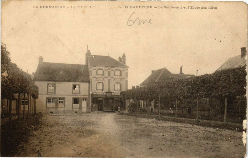 Carte postale ancienne Echauffour - La boulevard et l'ecole des filles à Échauffour