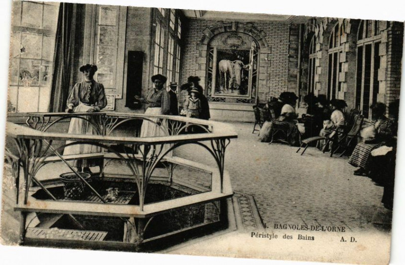 Carte postale ancienne Bagnoles-de-l'Orne- Peristyle des bains à Ri