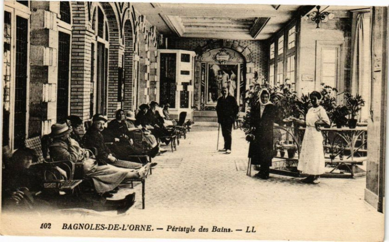 Carte postale ancienne Bagnoles-de-l'Orne- Peristyle des bains à Ri