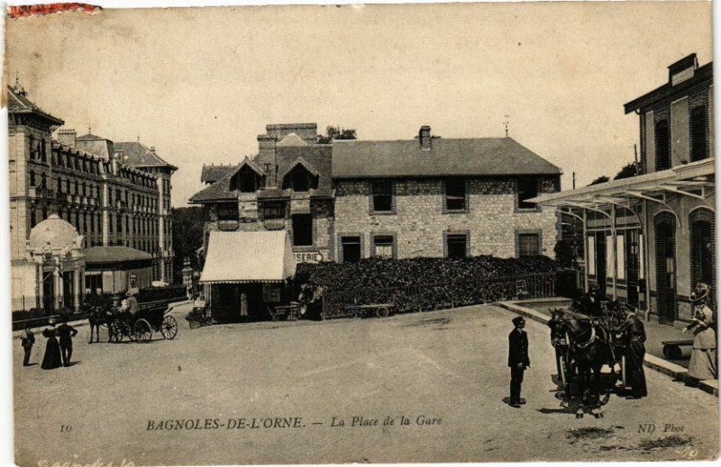 Carte postale ancienne Bagnoles-de-l'Orne- La place de la gare