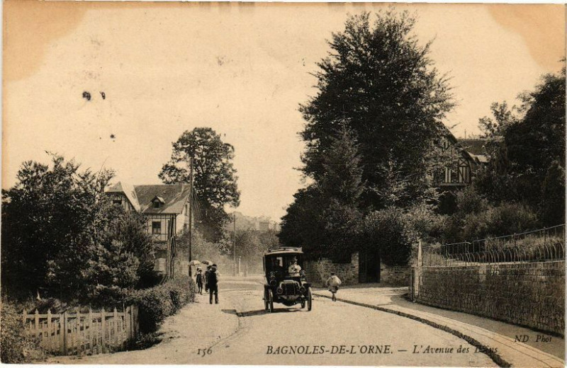 Carte postale ancienne Bagnoles-de-l'Orne- L'avenue des