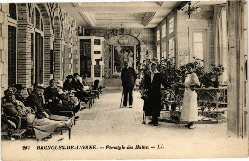 Carte postale ancienne Bagnoles-de-l'Orne - PEristyle des bains à Ri