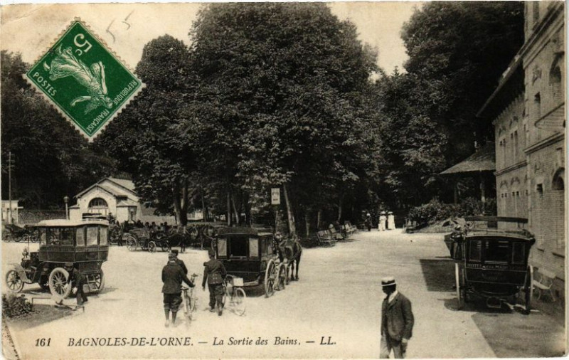 Carte postale ancienne Bagnoles-de-l'Orne - La sortie des bains