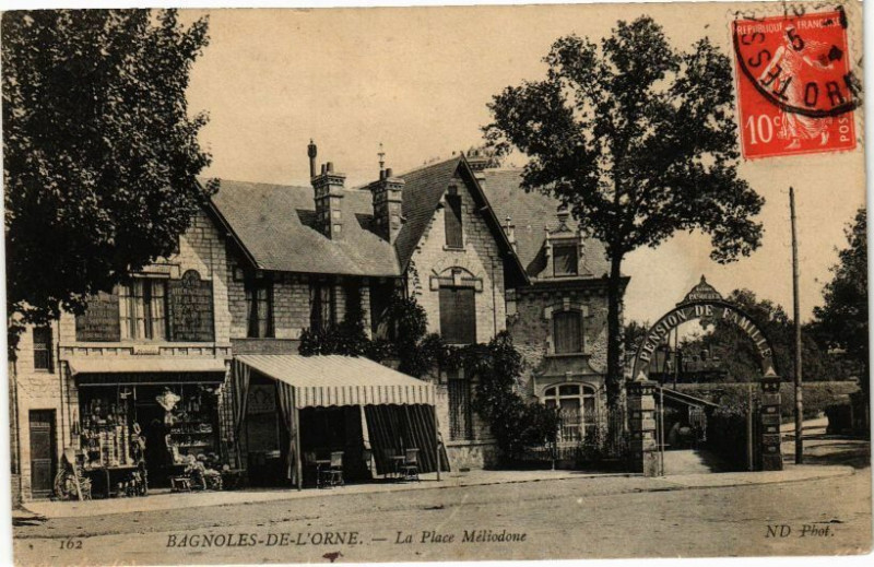 Carte postale ancienne Bagnoles-de-l'Orne - La place ,eliodone