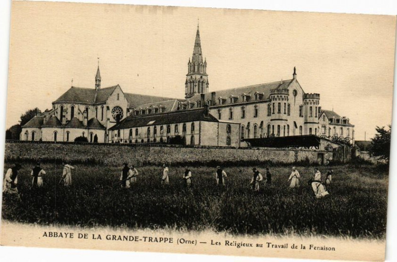 Carte postale ancienne Abbaye de la Grande Trappe Les Religieux au Travail de la Fenaison