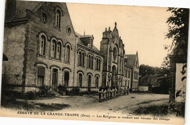 Carte postale ancienne Abbaye de La Grande Trappe - Les Religieux se rendant aux travaux