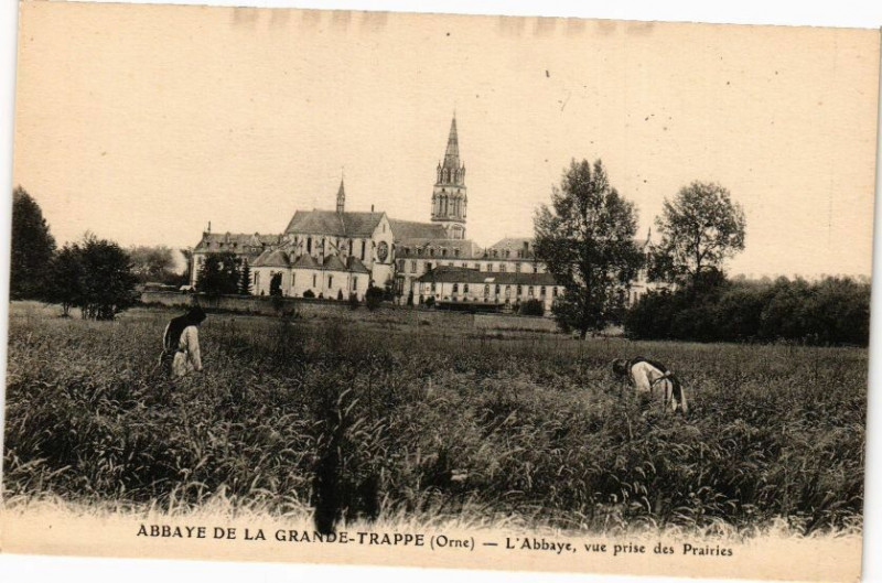 Carte postale ancienne Abbaye de la Grande Trappe - L'abbaye vue prise à Ri