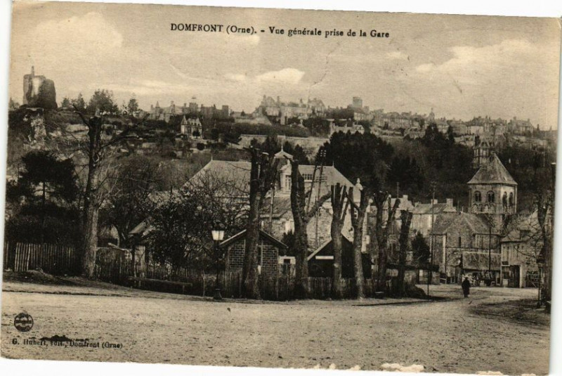 Carte postale ancienne Domfront - Vue generale prise de la gare à Ri