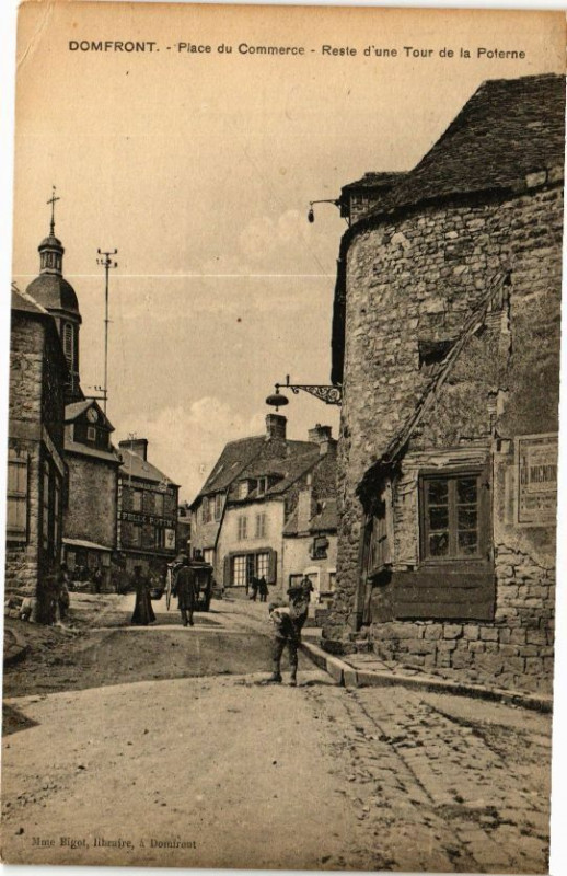 Carte postale ancienne Domfront - Place du commerce