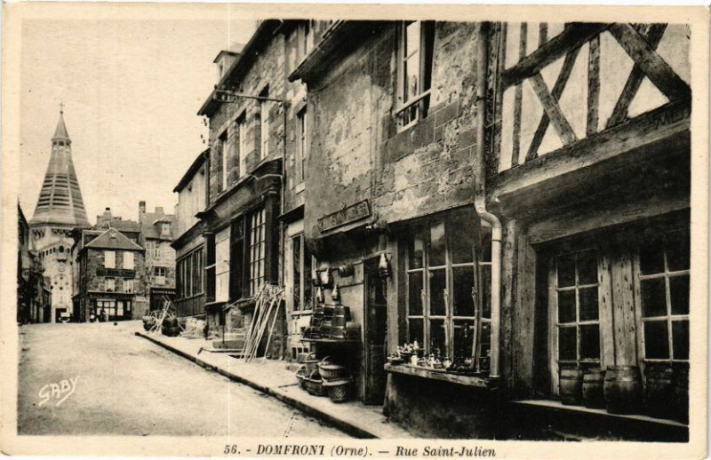 Carte postale ancienne Domfront - Rue Saint-Julien à Sai