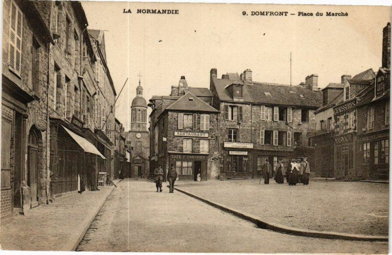Carte postale ancienne Domfront - Place du Marché