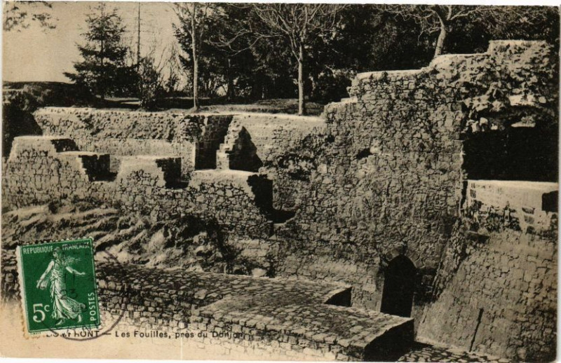 Carte postale ancienne Domfront - Les Fouilles, prés du Donjon