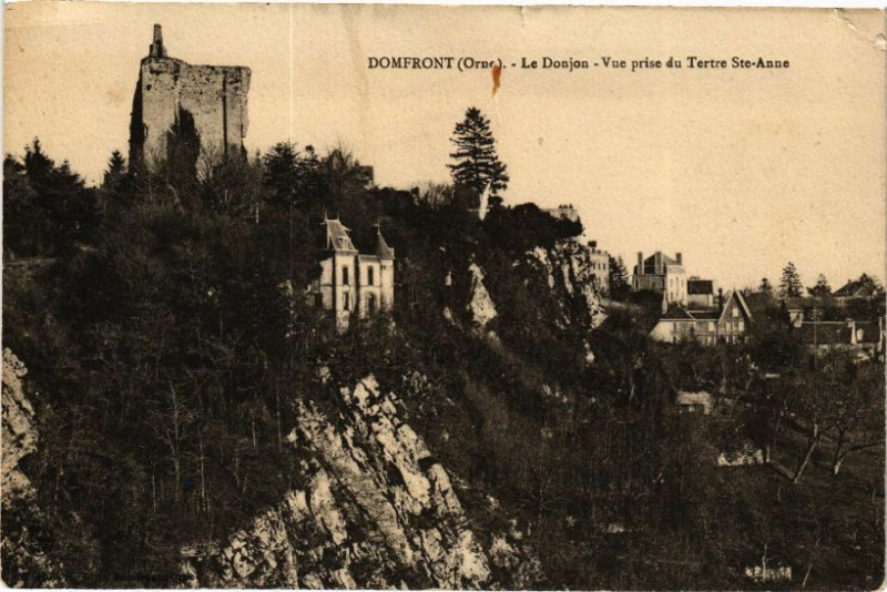 Carte postale ancienne Domfront - Le Donjon - Vue prise du Tertre Sainte-Anne à Ri