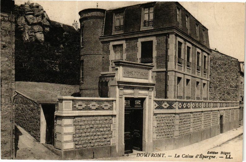 Carte postale ancienne Domfront - La caisse d'epargne