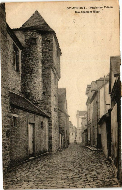 Carte postale ancienne Domfront - Ancienne prison rue clement bigot à Ri