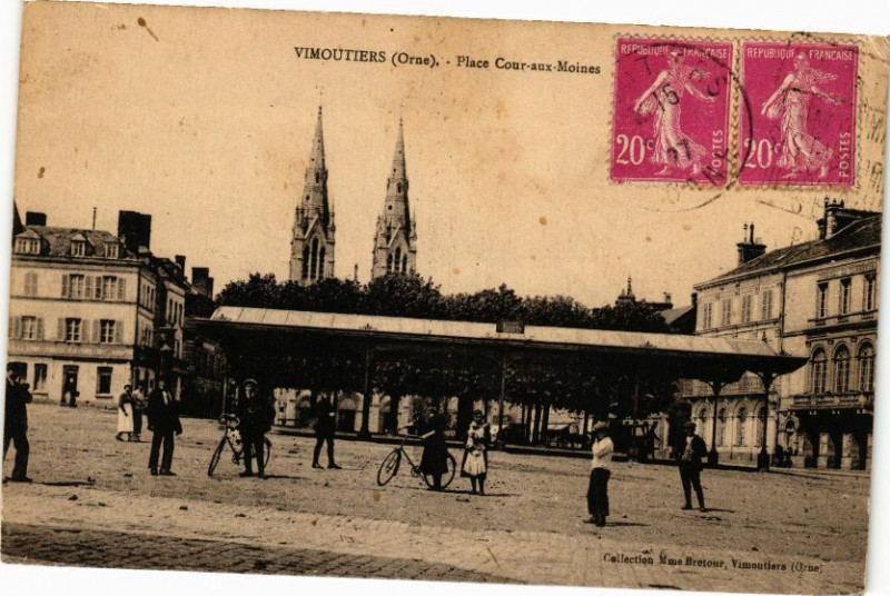 Carte postale ancienne Vimoutiers - Place cour aux moines à Vimoutiers