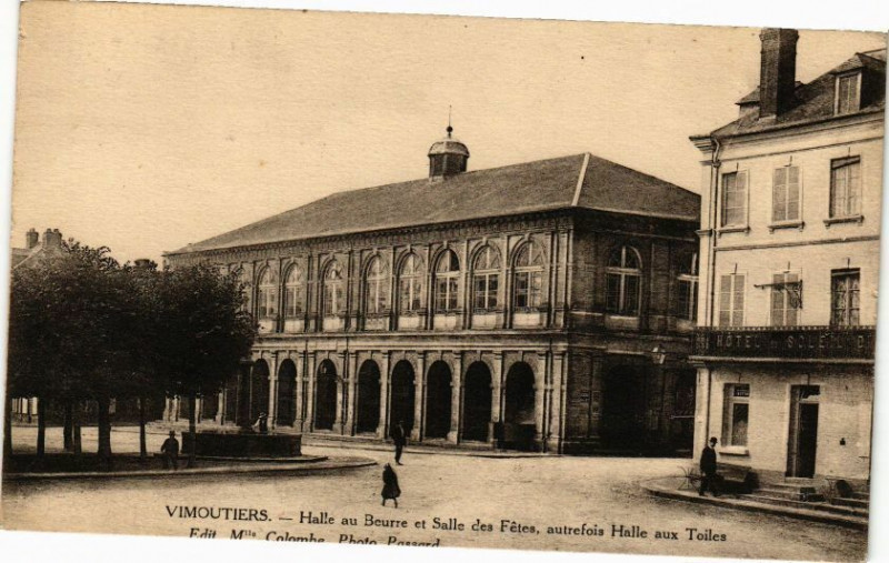 Carte postale ancienne Vimoutiers - Halle au Beurre et Salle des Fétes, autrefois Halle à Vimoutiers