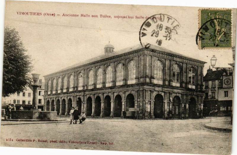 Carte postale ancienne Vimoutiers Ancienne Halle aux Tuiles, aujour d'hui Salle des Fétes à Vimoutiers