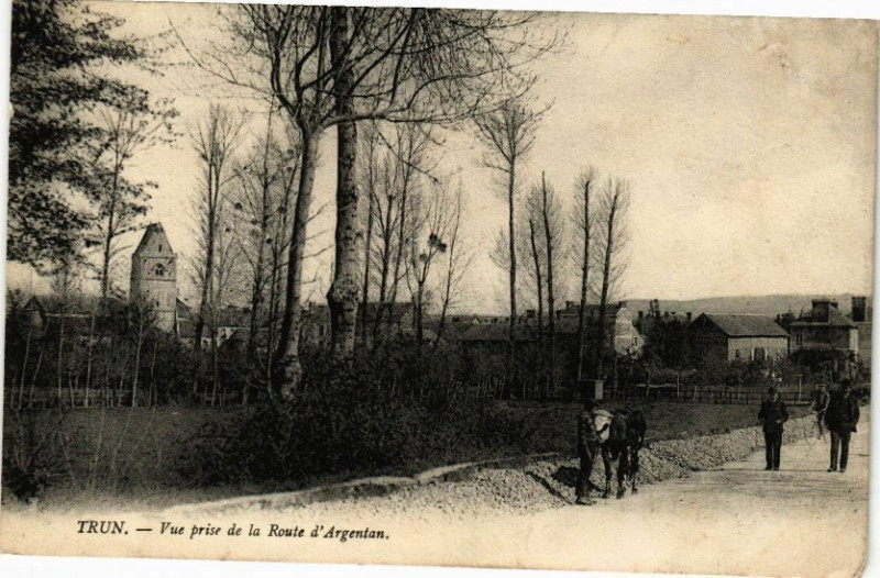 Carte postale ancienne Trun - Vue prise de la route d'Argentan à Trun