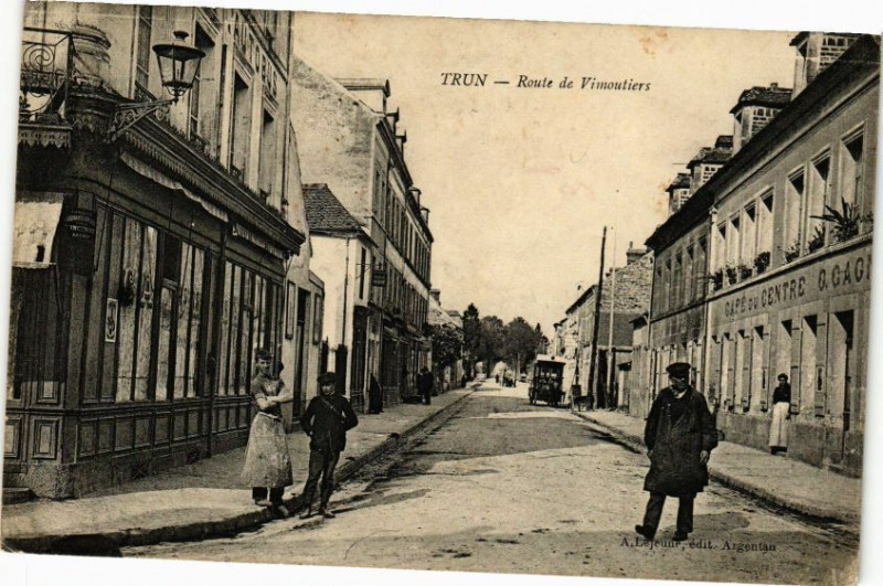 Carte postale ancienne Trun - Route de vimoutiers à Trun