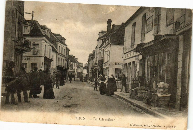 Carte postale ancienne Trun - Le carrefour à Trun