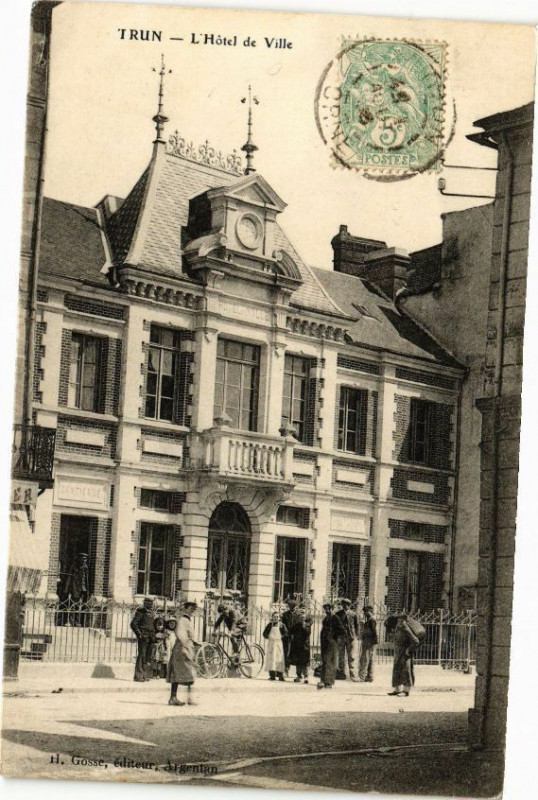Carte postale ancienne Trun - L'Hotel de ville à Trun