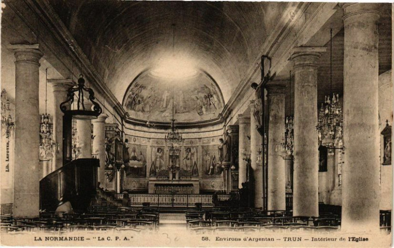 Carte postale ancienne Trun - Interieur de l'eglise à Trun