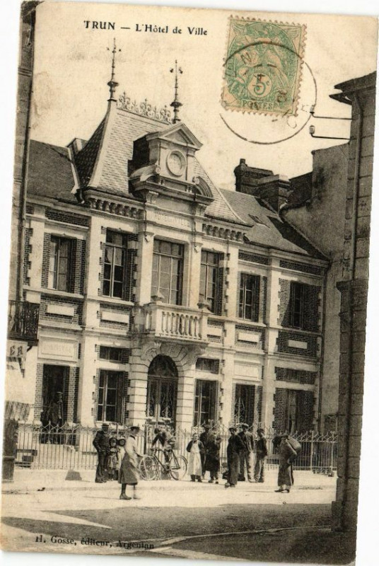 Carte postale ancienne Trun - Hotel de ville à Trun