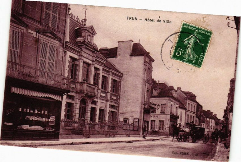 Carte postale ancienne Trun - Hotel de ville à Trun