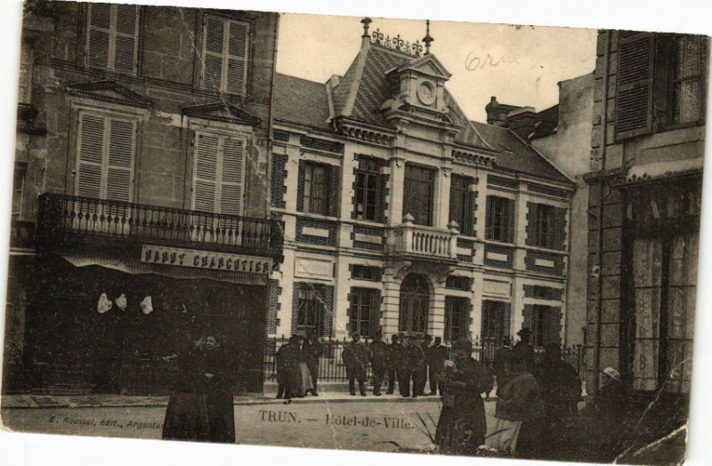 Carte postale ancienne Trun - Hotel de ville à Trun