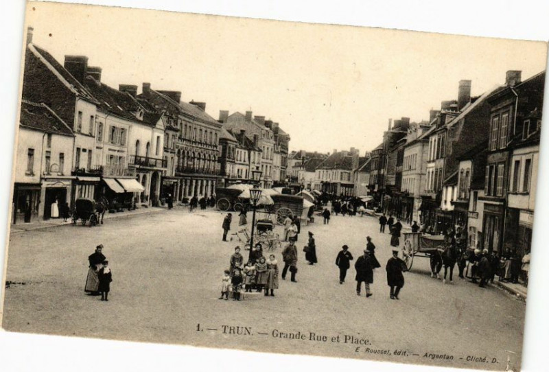 Carte postale ancienne Trun - Grand rue et place à Trun